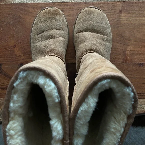 UGG Classic Boot - Picture 2 of 5